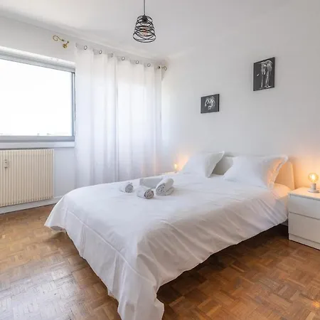 Very Apartment, Center Near Train Station Apartmán *